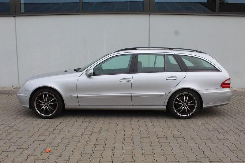 Silber Gebraucht 2005 Mercedes E220 Classic Limousine | 3.000 € (Superpreis) - Bild 1/4
