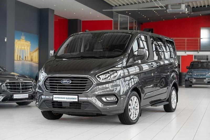 Grau Gebraucht 2022 Ford Tourneo Custom Titanium Van / Kleinbus | 31.980 € (Guter Preis) - Bild 1/4