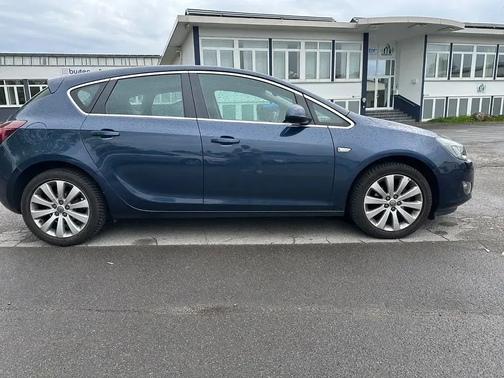 Używany Opel Astra Innovation 101 KM (74 kW) 2011 Niebieski Sedan/Limuzyna