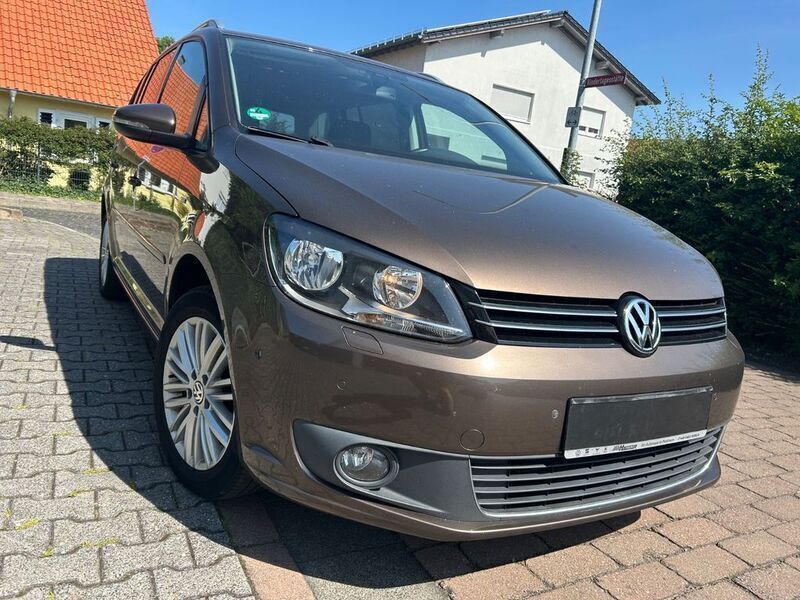 Braun Gebraucht 2015 VW Touran Comfortline Van / Kleinbus | 8.899 € (Superpreis) - Bild 1/4