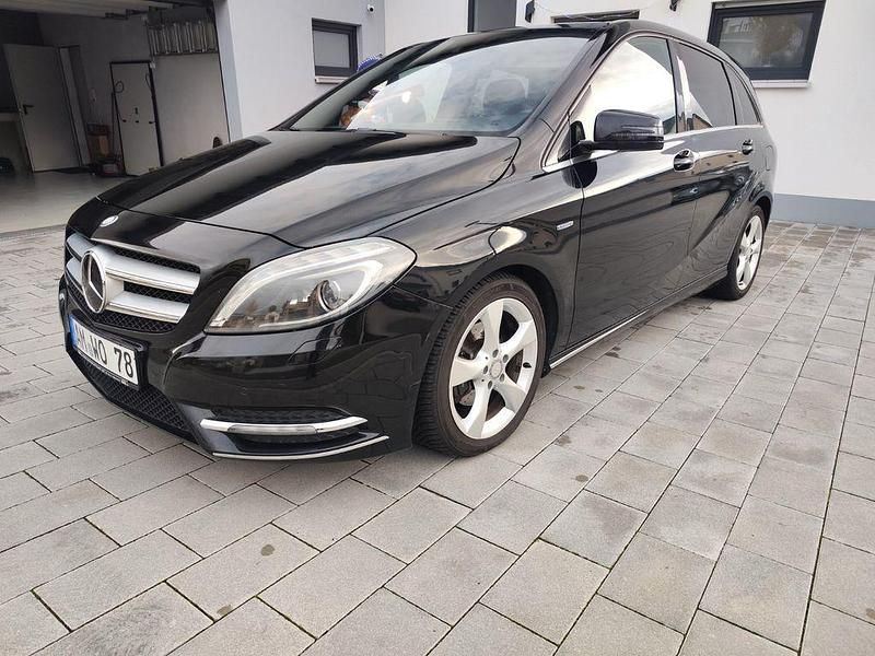 Schwarz Gebraucht 2013 Mercedes B200 Van / Kleinbus | 8.490 € (Fairer Preis) - Bild 1/4