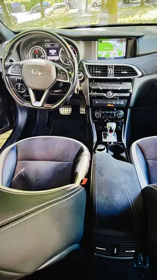 Gebraucht Infiniti Q30 Sport Tech 170 PS (125 kW) 2016 Grau Limousine