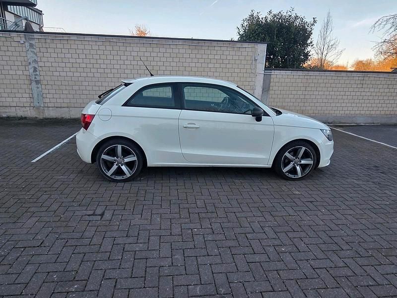 Gebraucht Audi A1 105 PS (77 kW) 2011 Weiß Kleinwagen