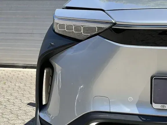 Gebraucht Toyota bZ4X Basis 150 kW (204 PS) 2023 Cosmicsilber metallic SUV