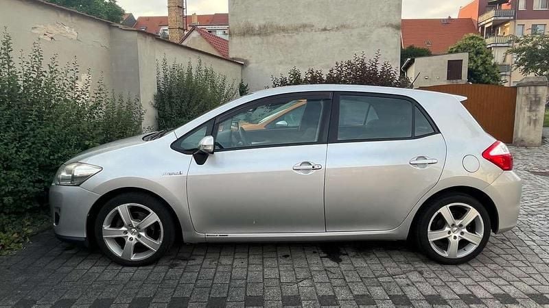 Silber Gebraucht 2012 Toyota Auris Hybrid Limousine | 7.800 € (Guter Preis) - Bild 1/4