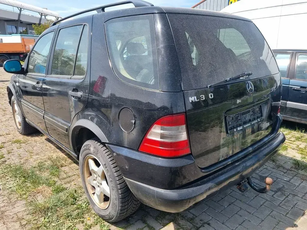 Gebraucht Mercedes ML320 218 PS (160 kW) 1999 Schwarz SUV