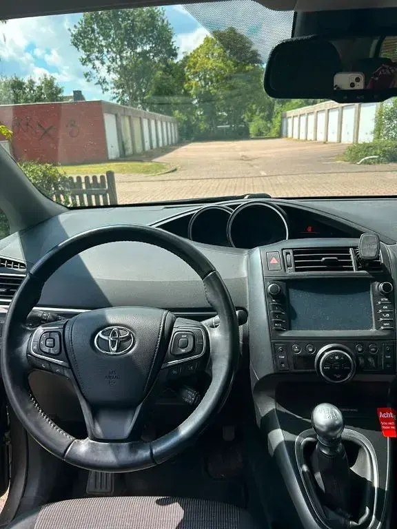 Gebraucht Toyota Verso Comfort 132 PS (97 kW) 2017 Grau Van / Kleinbus