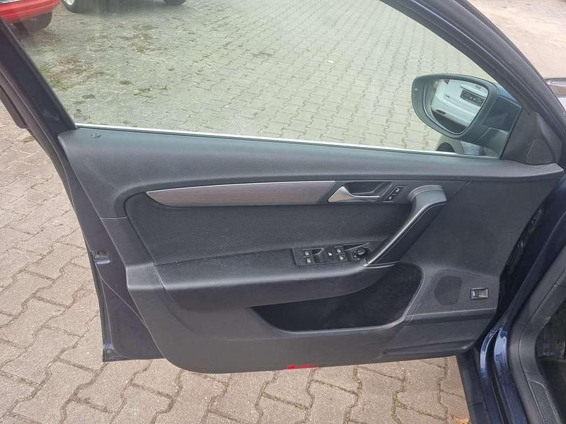 Gebraucht VW Passat Comfortline 122 PS (89 kW) 2012 Night blue metallic Kombi