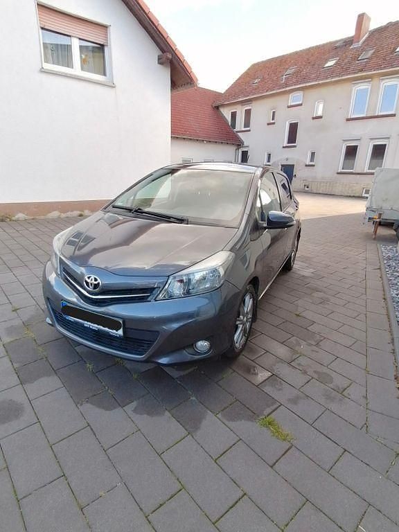 Grau Gebraucht 2011 Toyota Yaris Life Limousine | 7.600 € (Teuer) - Bild 1/4