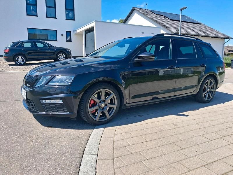 Schwarz Gebraucht 2019 Skoda Octavia RS Kombi | 23.500 € (Teuer) - Bild 1/4