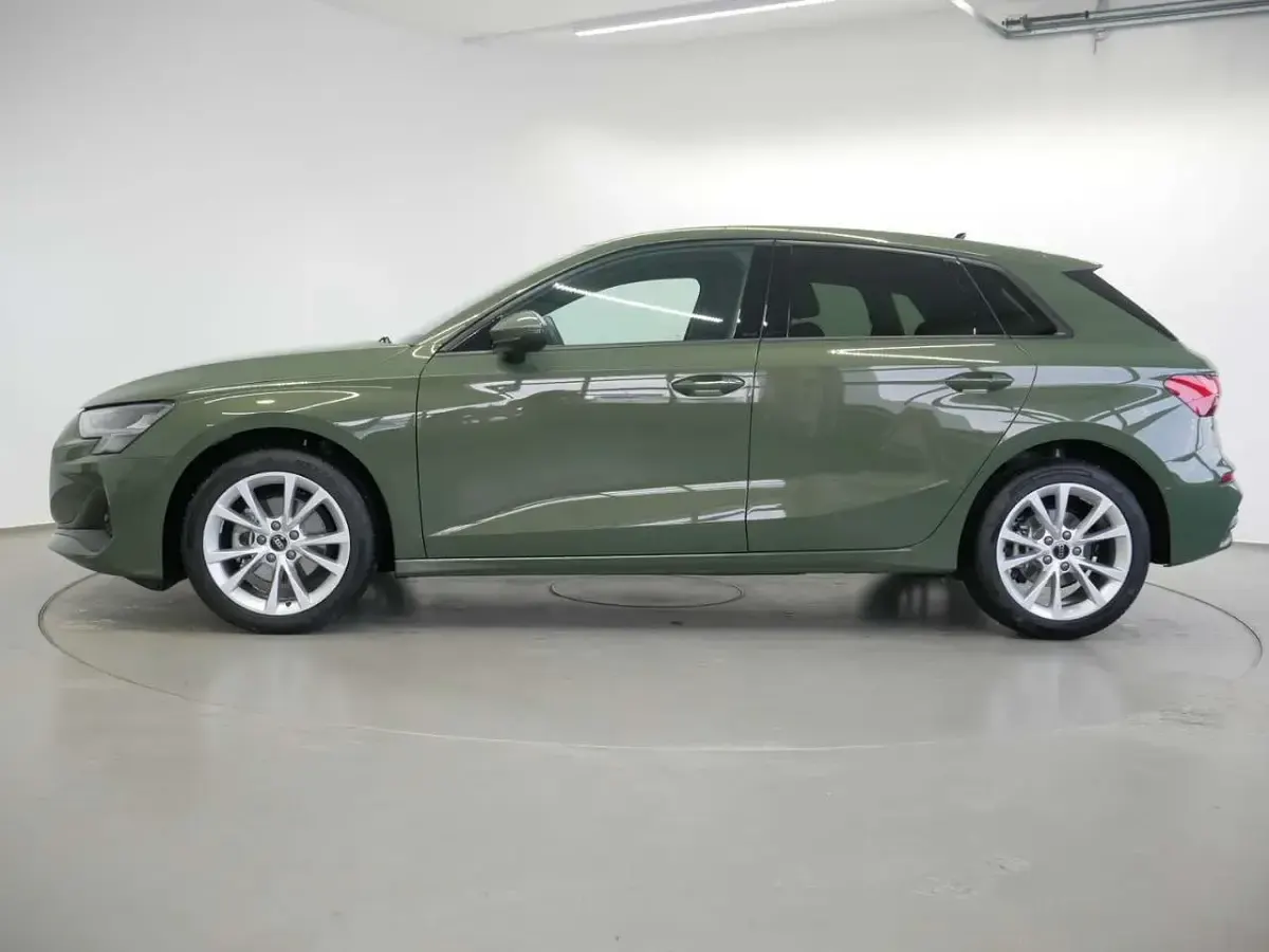 Gebraucht Audi A3 Ambiente 150 PS (110 kW) 2024 Distriktgrün metallic Limousine