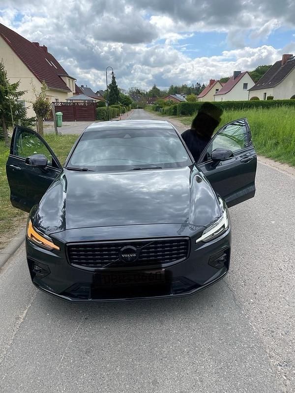 Grau Gebraucht 2019 Volvo S60 R-Design Limousine | 29.000 € (Teuer) - Bild 1/1