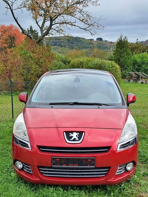 Rot Gebraucht 2010 Peugeot 5008 Premium Van / Kleinbus | 2.800 € (Guter Preis) - Bild 1/4