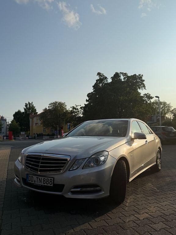Silber Gebraucht 2009 Mercedes E220 Avantgarde Limousine | 10.000 € (Fairer Preis) - Bild 1/4