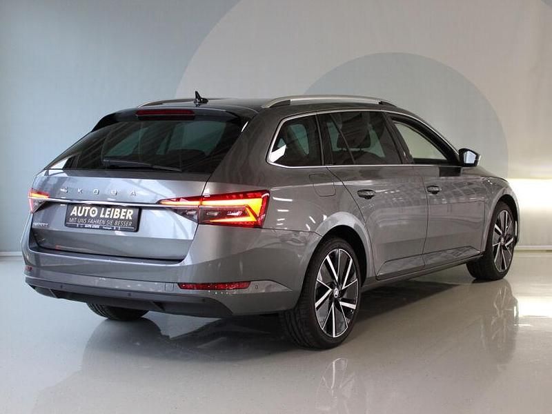 Gebraucht Skoda Superb Style 150 PS (110 kW) 2024 Graphite grau metallic (metallic) Kombi