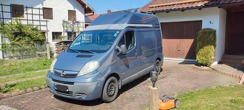 Grau Gebraucht 2011 Opel Vivaro Van / Kleinbus | 10.900 € (Teuer) - Bild 1/4