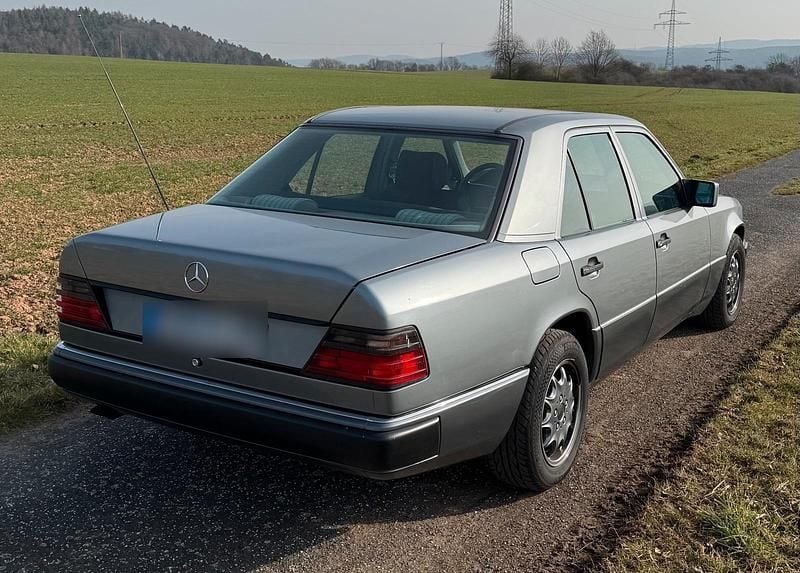 Gebraucht Mercedes E260 160 PS (117 kW) 1991 Grau Limousine