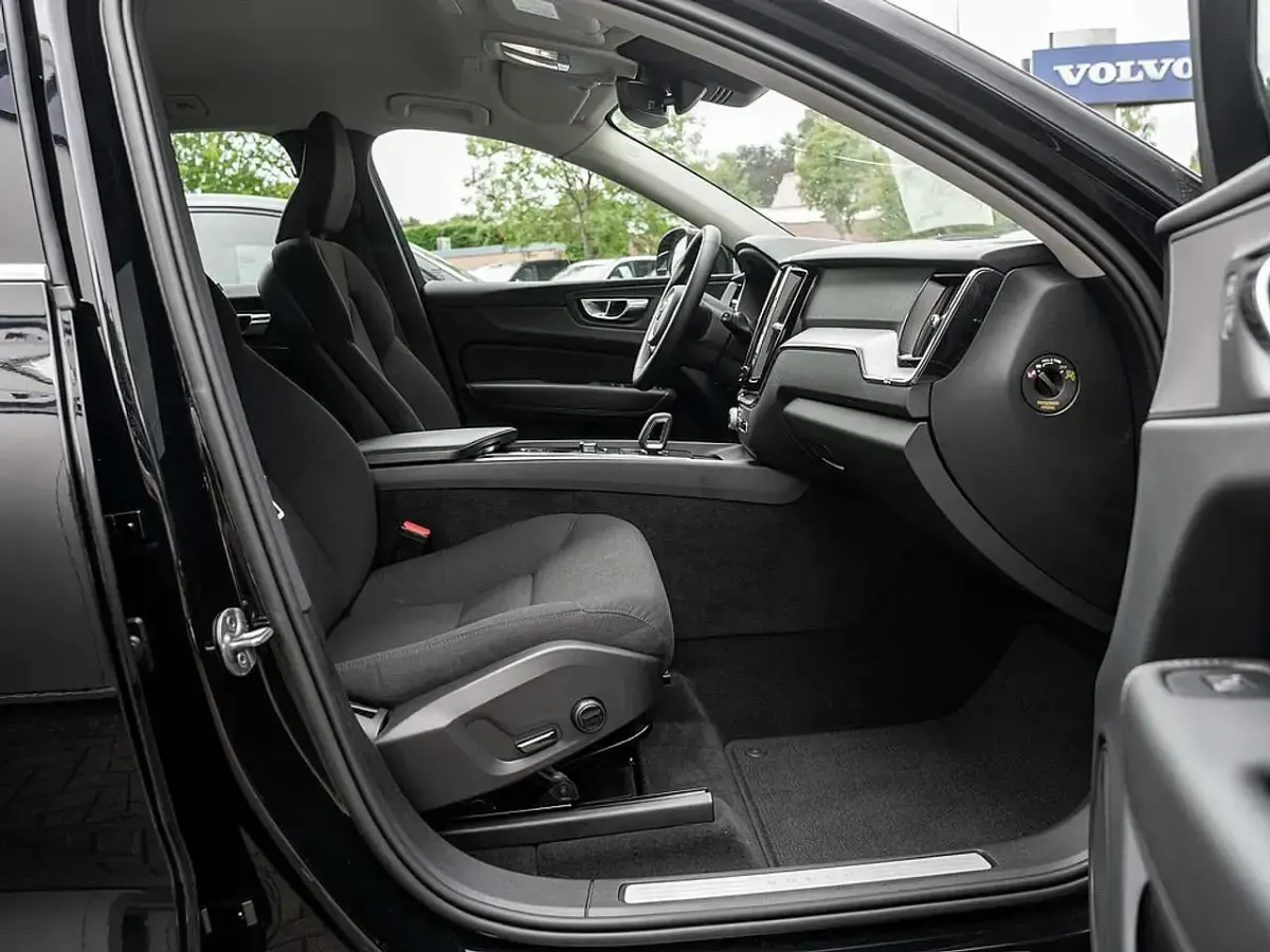 Gebraucht Volvo XC60 Momentum 250 PS (183 kW) 2022 Black solid stone SUV