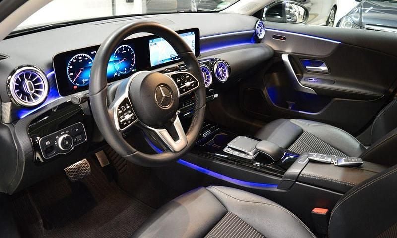 Schwarz Gebraucht 2020 Mercedes A180 Edition 1 Limousine | 22.800 € (Guter Preis) - Bild 1/4