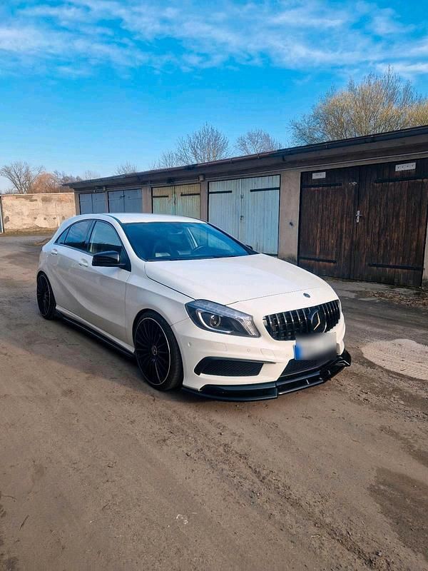 Gebraucht Mercedes A180 183 PS (134 kW) 2012 Weiß Kleinwagen