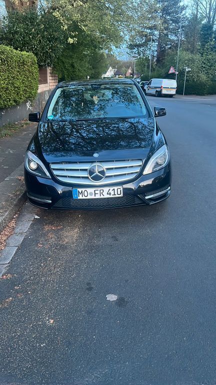 Schwarz Gebraucht 2014 Mercedes B180 Van / Kleinbus | 12.500 € (Fairer Preis) - Bild 1/4