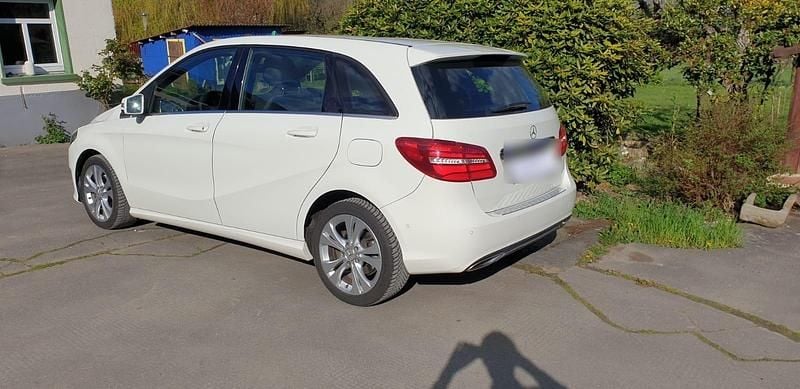 Gebraucht Mercedes B180 122 PS (89 kW) 2016 Weiß Van / Kleinbus