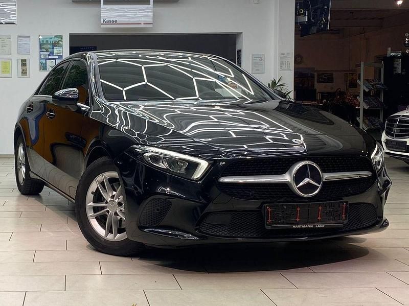 Schwarz Gebraucht 2019 Mercedes A180 Limousine | 19.400 € (Etwas zu teuer) - Bild 1/4