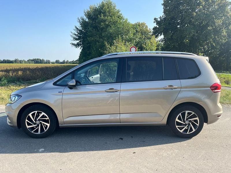 Beige Gebraucht 2018 VW Touran Join Van / Kleinbus | 17.300 € (Guter Preis) - Bild 1/4