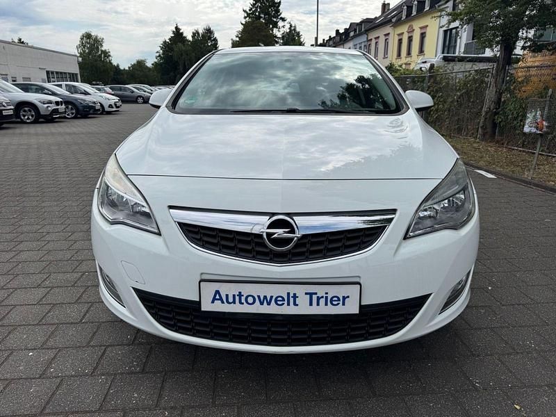 Second-hand Opel Astra 87 CP (63 kW) 2012 Alb Hatchback