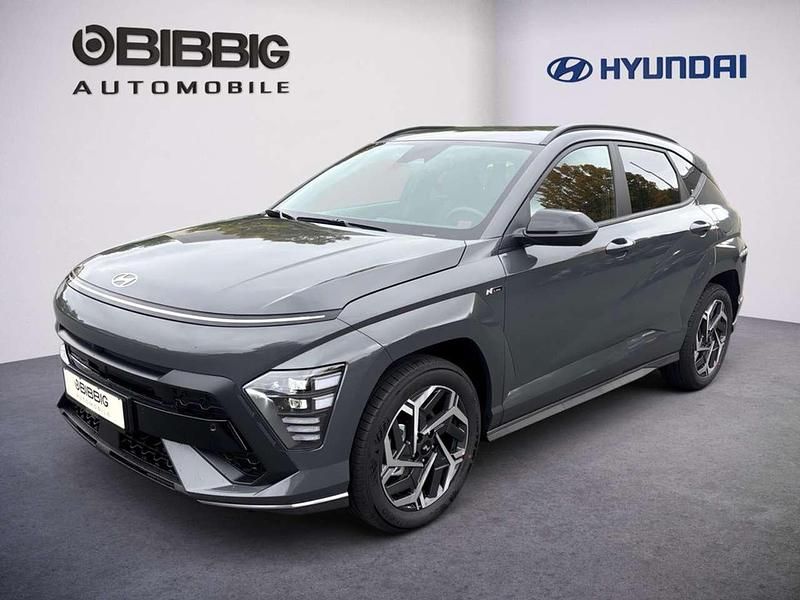 Grau Neu 2025 Hyundai Kona N Line SUV | 37.620 € (Teuer) - Bild 1/3