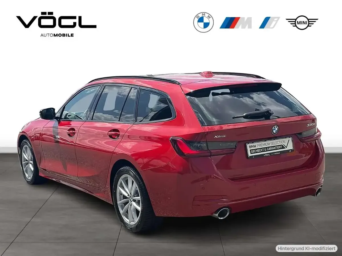 Gebraucht BMW 330e Sport Line 292 PS (214 kW) 2024 Melbourne red Kombi