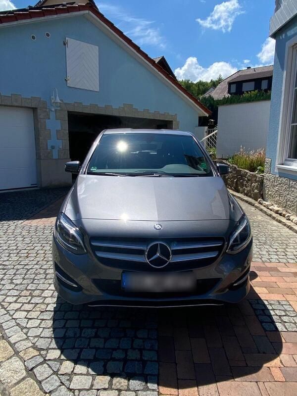Grau Gebraucht 2015 Mercedes B200 Urban Van / Kleinbus | 15.990 € (Fairer Preis) - Bild 1/4