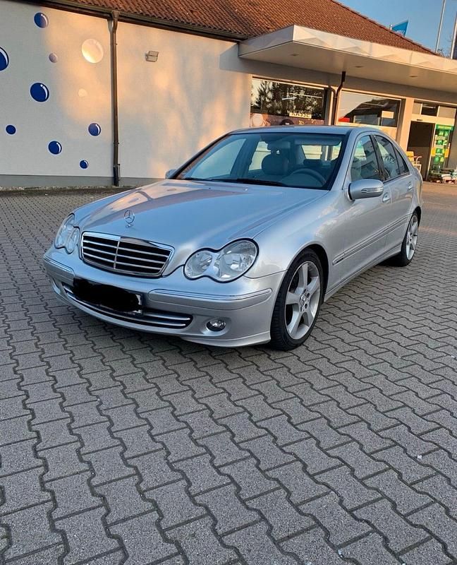 Silber Gebraucht 2005 Mercedes C320 Limousine | 5.200 € (Fairer Preis) - Bild 1/4