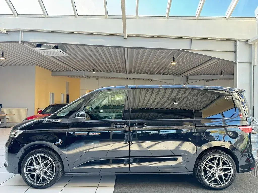Second-hand VW Multivan Life 218 CP (160 kW) 2023 Negru Monovolum