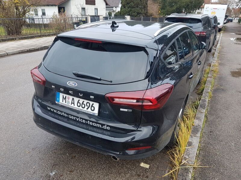 Gebraucht Ford Focus Titanium 125 PS (91 kW) 2022 Schwarz Limousine