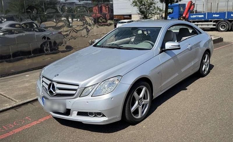 Grau Gebraucht 2010 Mercedes E200 Coupé | 13.500 € (Etwas zu teuer) - Bild 1/4