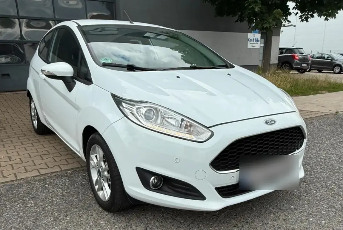 Gebraucht Ford Fiesta 75 PS (55 kW) 2016 Weiß Kleinwagen