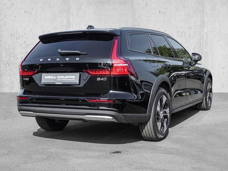 Gebraucht Volvo V60 CC Plus 197 PS (144 kW) 2023 Black solid ´stone´ / solid Kombi
