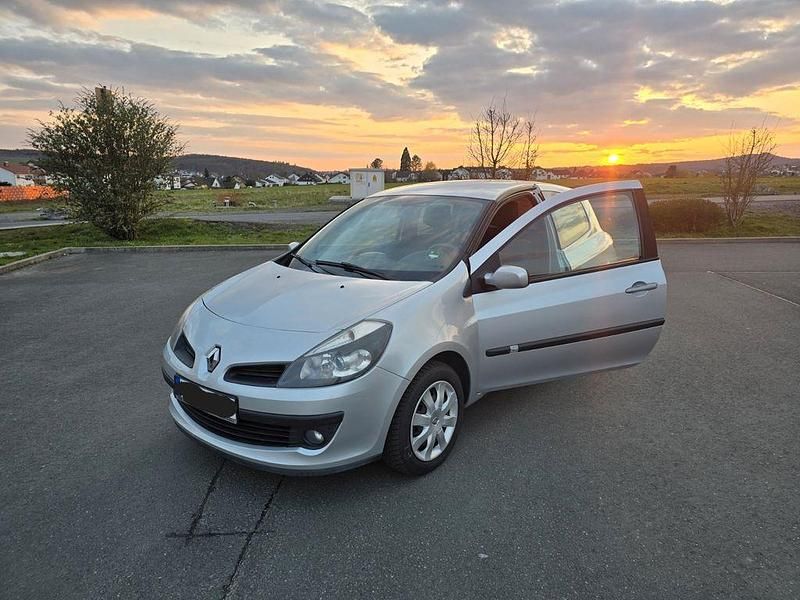 Gebraucht Renault Clio III 88 PS (64 kW) 2006 Silber Kleinwagen