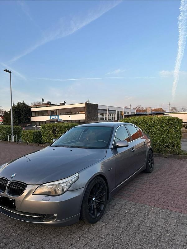 Gebraucht BMW 530 248 PS (182 kW) 2008 Grau Limousine