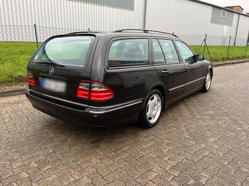 Schwarz Gebraucht 2003 Mercedes E320 Avantgarde Kombi | 2.900 € (Fairer Preis) - Bild 1/4
