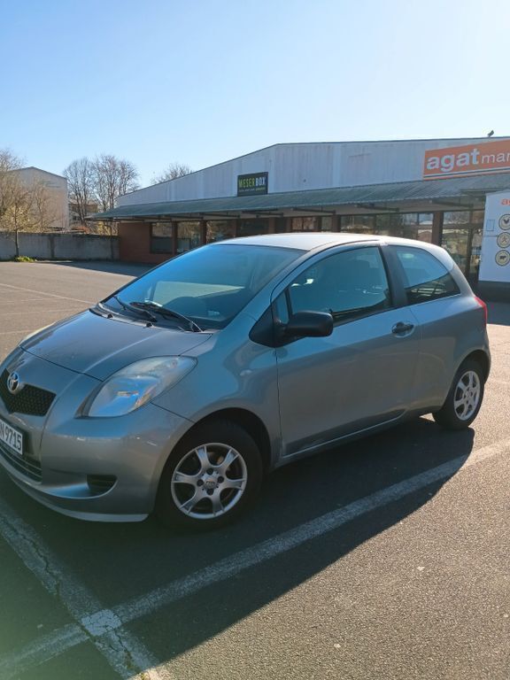 Grau Gebraucht 2006 Toyota Yaris Cool Limousine | 2.199 € (Guter Preis) - Bild 1/3