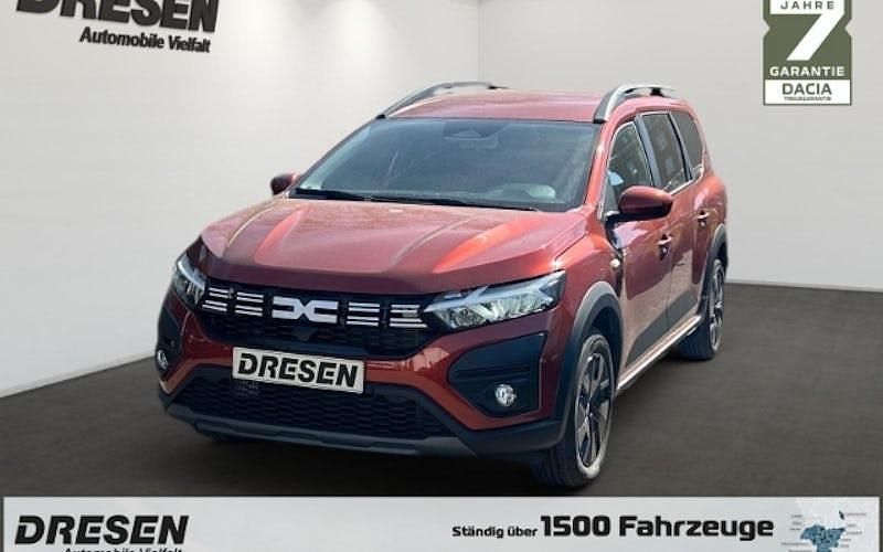 Neu Dacia Jogger Expression 110 PS (80 kW) 2025 Grün Van / Kleinbus