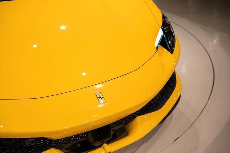 Second-hand Ferrari 296 829 CP (609 kW) 2024 Galben Cabrio