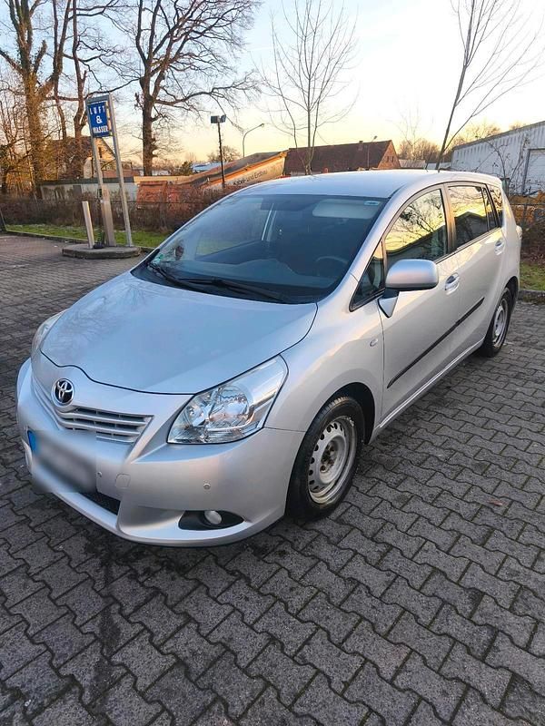 Silber Gebraucht 2012 Toyota Verso Van / Kleinbus | 10.000 € (Etwas zu teuer) - Bild 1/4