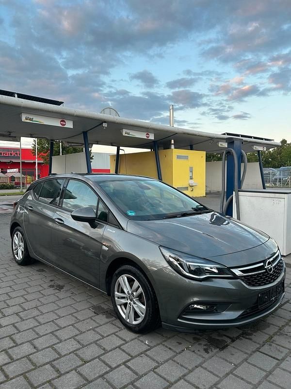 Grau Gebraucht 2018 Opel Astra Limousine | 12.500 € (Fairer Preis) - Bild 1/4