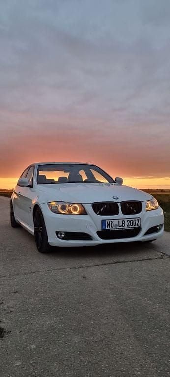 Gebraucht BMW 325 218 PS (160 kW) 2009 Weiß Limousine