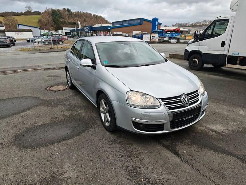 Gebraucht VW Jetta Freestyle 122 PS (89 kW) 2009 Silber Limousine