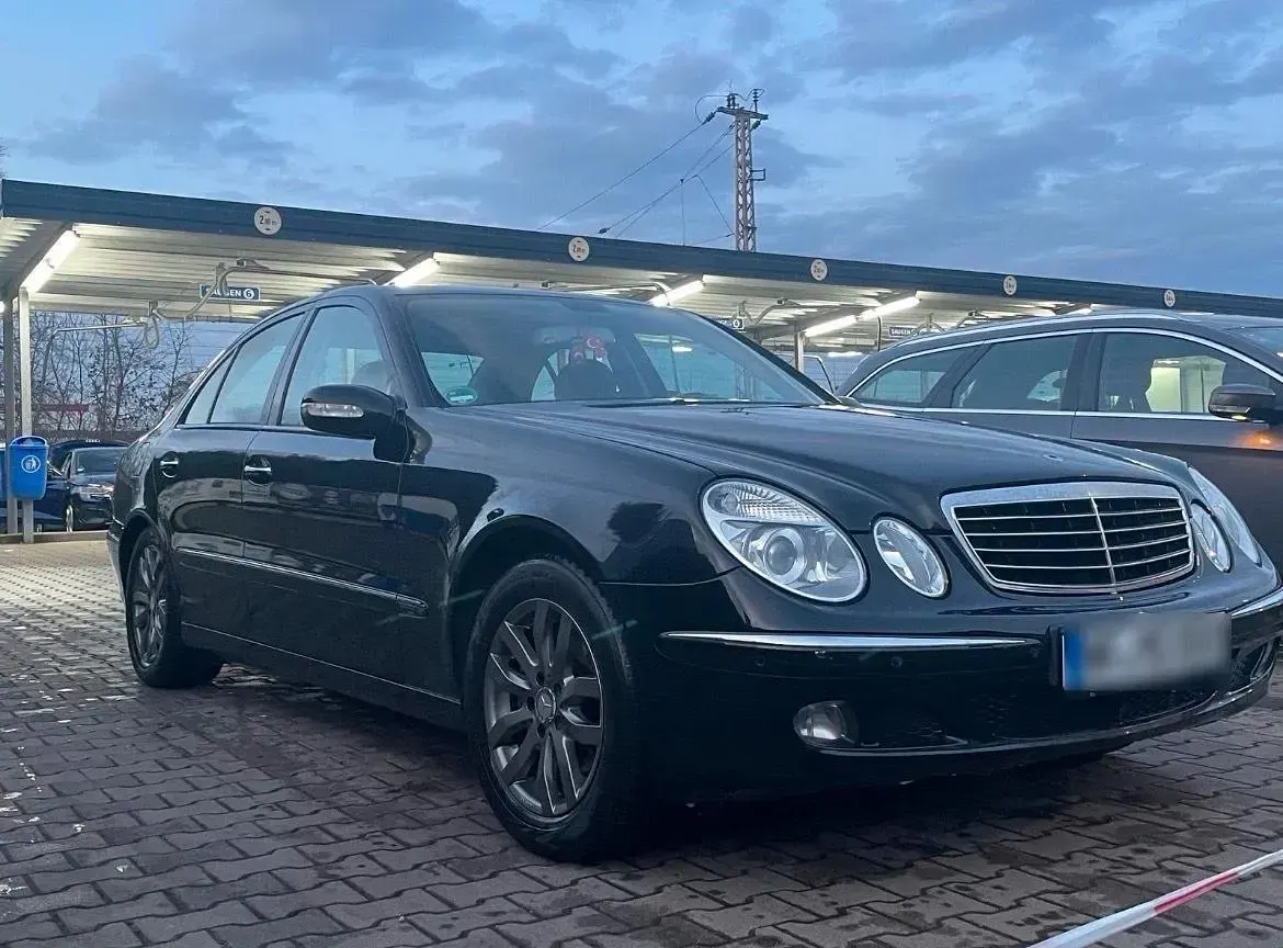 Gebraucht Mercedes E240 176 PS (129 kW) 2005 Schwarz Limousine