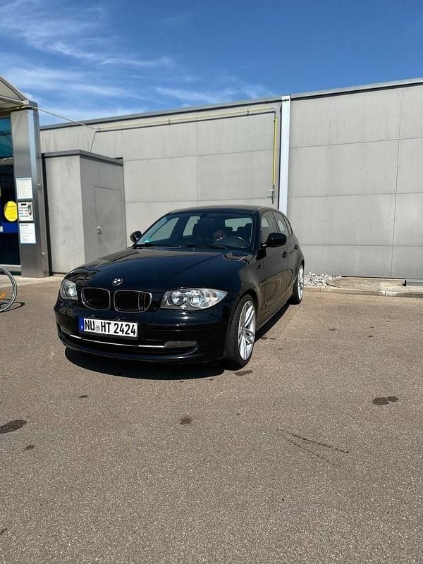 Schwarz Gebraucht 2011 BMW 116 Kleinwagen | 2.600 € (Superpreis) - Bild 1/4